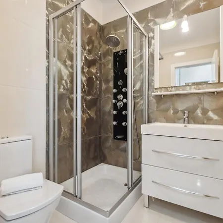 Suburban Views By Homie Φουνκάλ