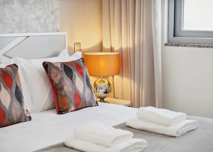 Suburban Views By Homie * 丰沙尔